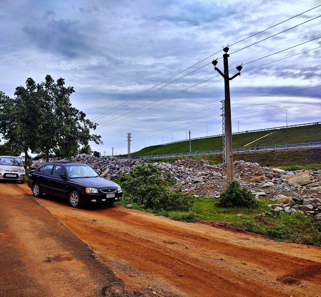 Parking area near kondapochamma sagar reservoir
roadtripsofindia
