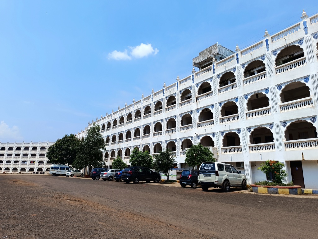 Parking at Gurdwara Sri Nanak Jhira Sahib, Bidar , Karnataka.
roadtripsofindia.com