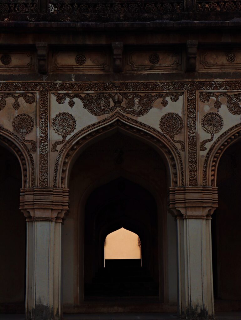 In detail carvings of Qutb Shahi Tombs
roadtripsofindia.com
