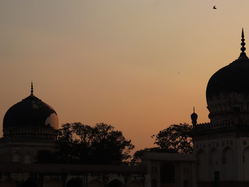 Old as well as unique architecture of Qutb Shahi Tombs
roadtripsofindia.com