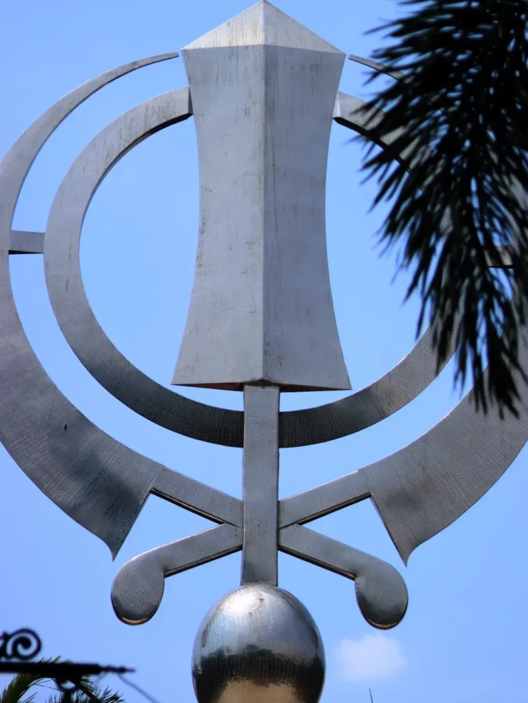 Beautiful Khanda Symbol in Gurdwara Sri Nanak Jhira Sahib, Bidar , Karnataka.
roadtripsofindia.com