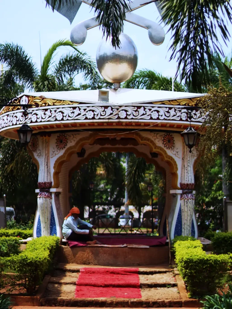 Beautiful Khanda Symbol in Gurdwara Sri Nanak Jhira Sahib, Bidar , Karnataka.
roadtripsofindia.com