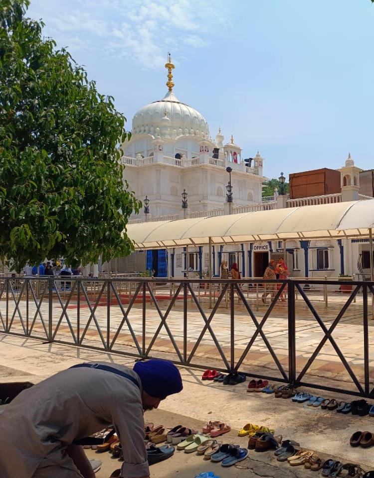 Sewadaar ji doing seva in Gurdwara Sri Nanak Jhira Sahib, Bidar , Karnataka.
roadtripsofindia.com