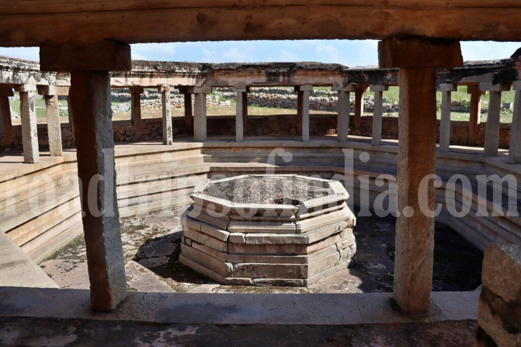 Octagonal bath in chandrashekhar temple hampi,
roadtripsofindia.om