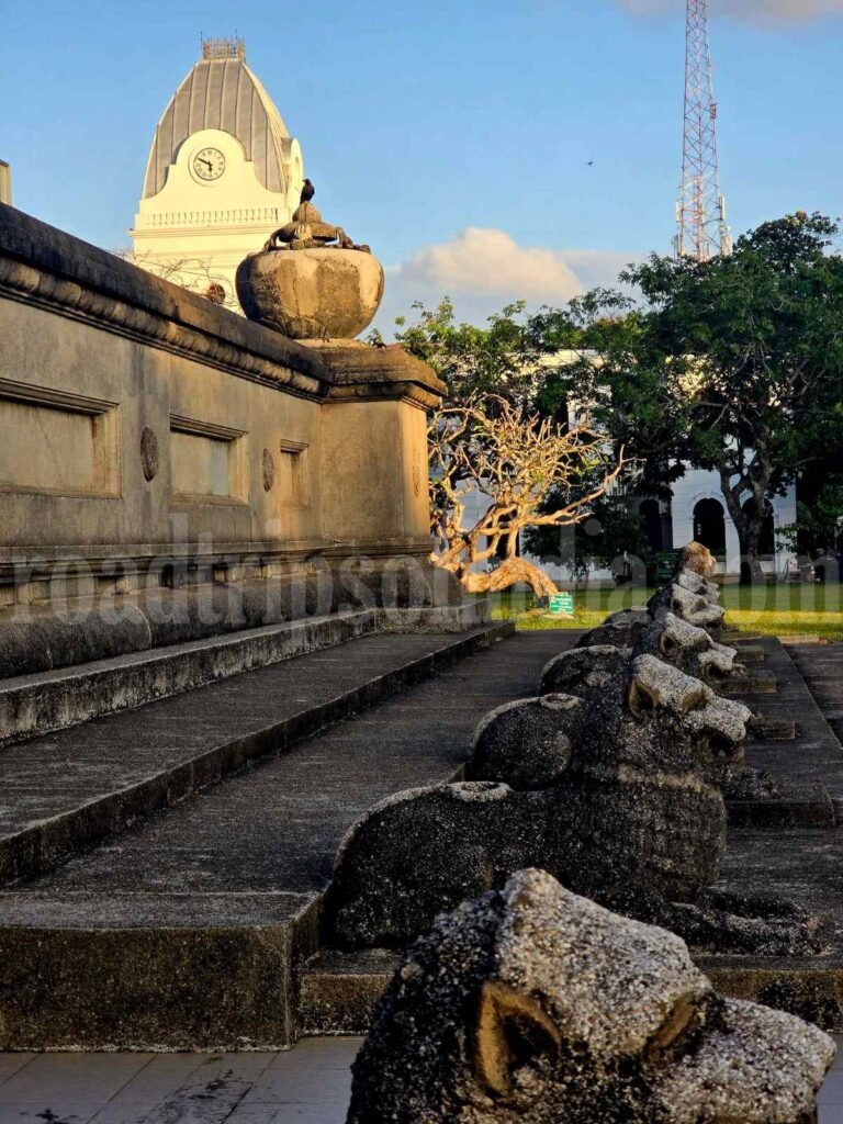 Independence Square Colombo
roadtripsofindia.com