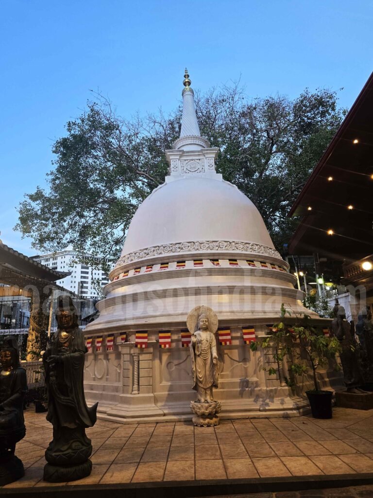 roadtripsofindia.com
Gangaramaya Temple