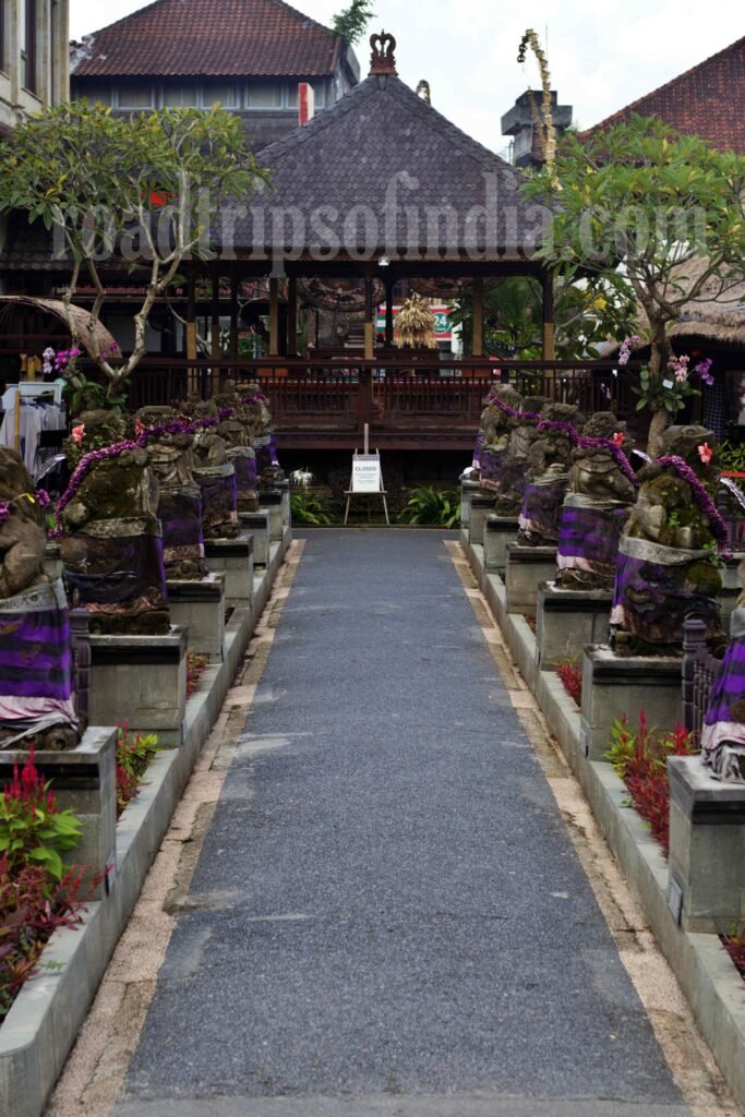 pura taman kemuda saraswati, roadtripsofindia.com